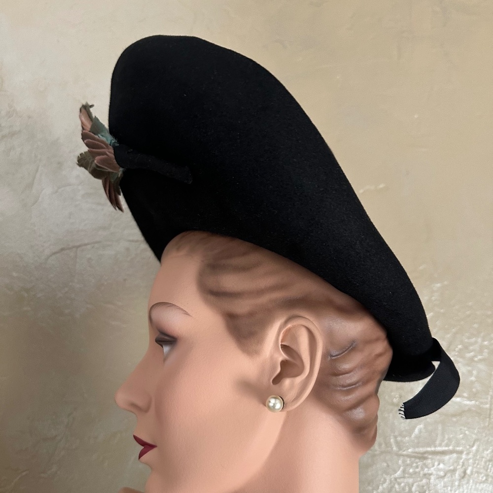 MAGNIFICENT 1940's BLACK FELT HAT WITH UPTURNED BRIM + MULTICOLOR FEATHER "WINGS - Picture 8 of 13
